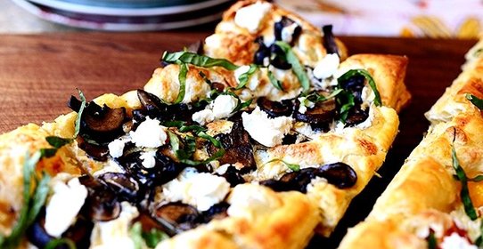 Слоеная пицца с грибами