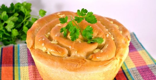 Греческий хлеб с начинкой из феты и оливок