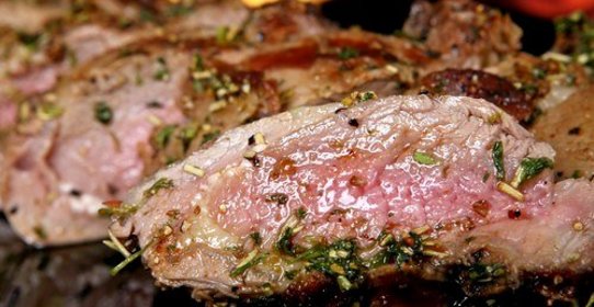 Маринованная в вине оленина на гриле