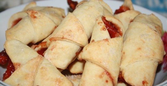 Творожные рогалики с ягодным джемом