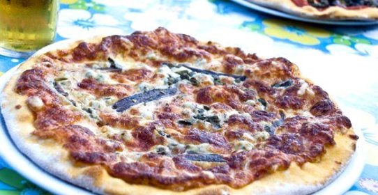 Пицца с сардинами, луком и помидорами