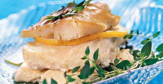 Свежая и копченая рыба в пряных травах