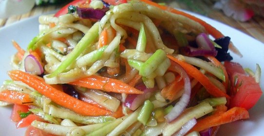 Салат из молодого кабачка с помидорами