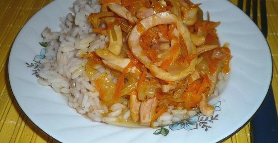 Кальмары с луком и морковью