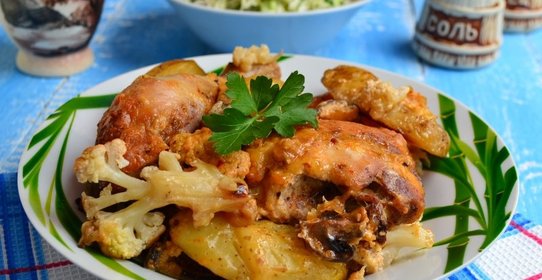 Куриные окорочка с овощами и грибами под сырно-сливочным соусом в духовке
