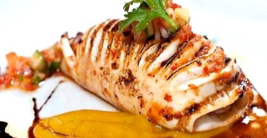 Фаршированные кальмары гриль под соусом из манго