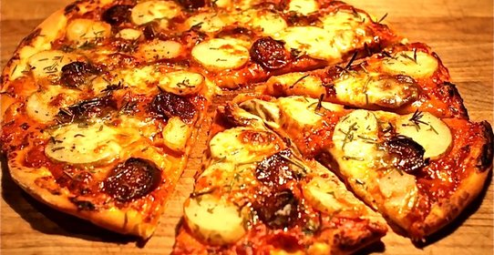 Пицца с картошкой и колбасой