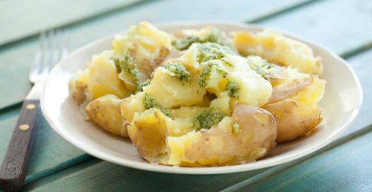 Молодая картошка с соусом