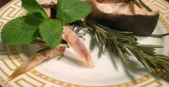 Горбуша с розмарином и мятой