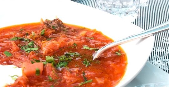 Борщ с говяжьей грудинкой и свиными ребрами