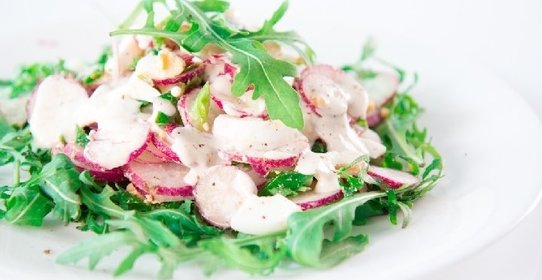 Морской сом с орехами в томатном соусе