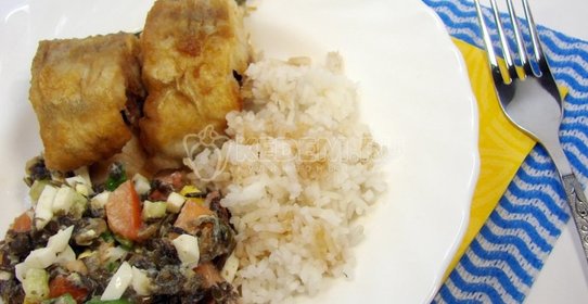 Минтай жареный с салатом из морской капусты и рисом
