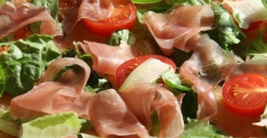 Пицца с салатом и прошутто