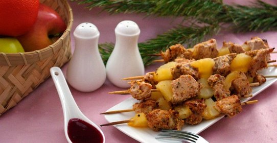 Индейка с ананасами на шпажках