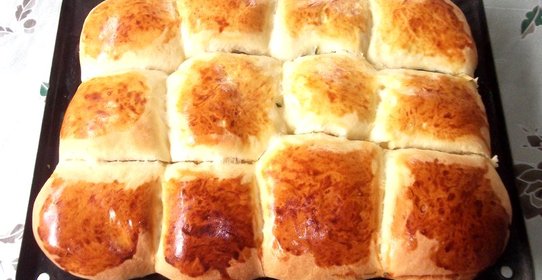 Сдобные булочки с зеленым луком