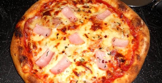 Пицца с мясом и помидорами