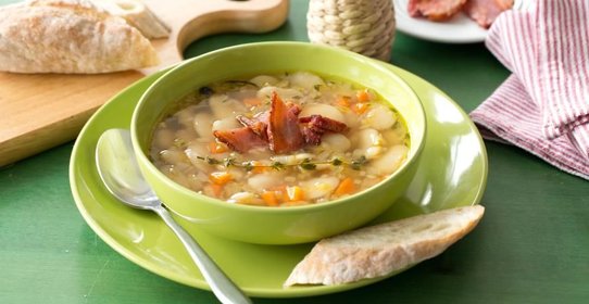 Похлебка из белой фасоли с копченой грудинкой