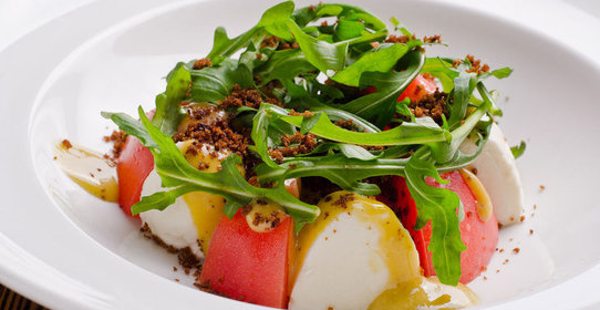 Салат c моцареллой и помидорами