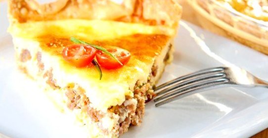 Пицца с творогом и помидорами