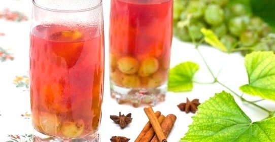 Сливово-виноградный компот с пряностями