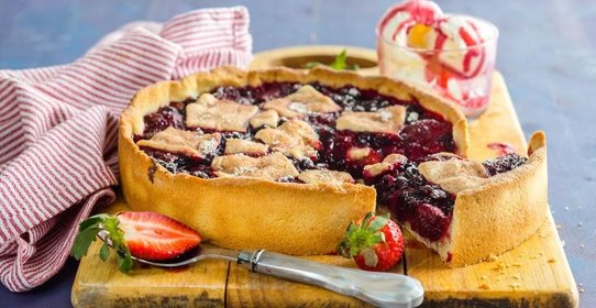 Открытый пирог с ягодами