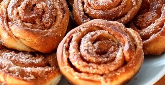 Плюшки с корицей и мускатным орехом