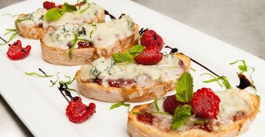 Кростини с джемом и горгонзоллой