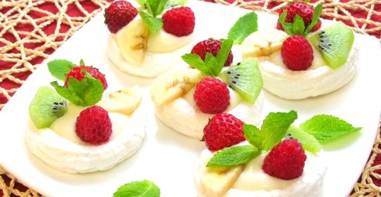 Безе с кремом и фруктами