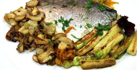 Дорада, запеченная на овощной подушке, в бумажном конверте