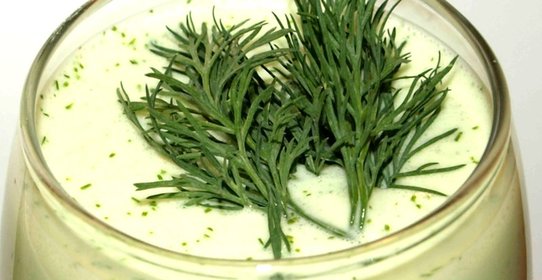 Летний кефирный коктейль с укропом и солью