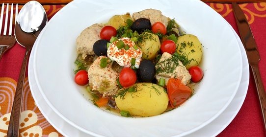 Рагу томленое в глиняном горшочке с фрикадельками из индейки