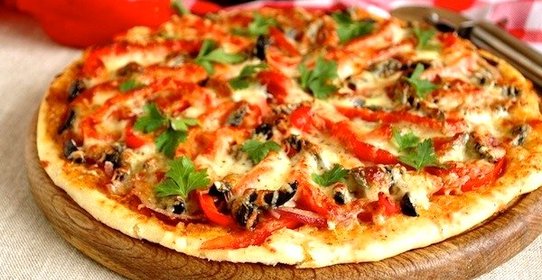 Пицца со сладким перцем и маринованным луком