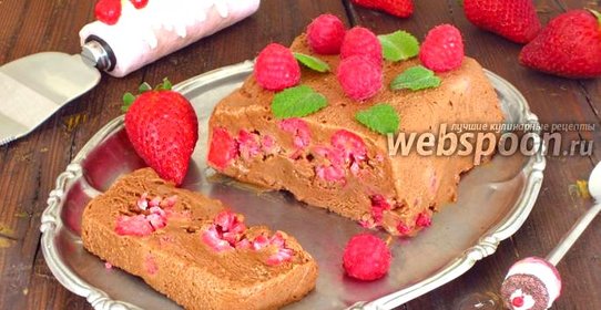 Шоколадный террин с ягодами