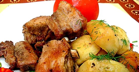 Свиные ребрышки запеченные с картофелем