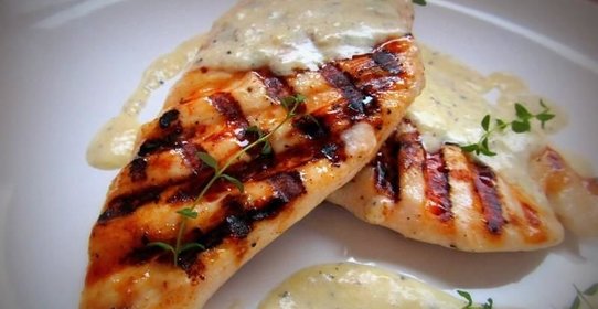 Куриная грудка на гриле под сливочным соусом