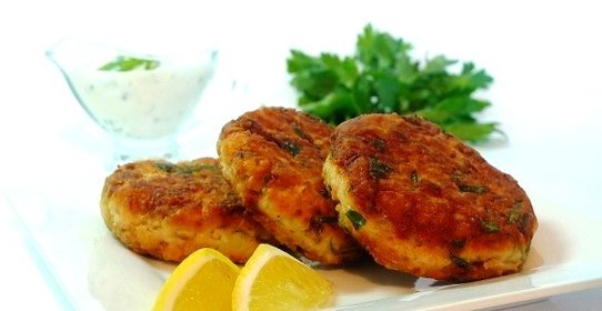 Биточки из лосося с картофелем и зеленью