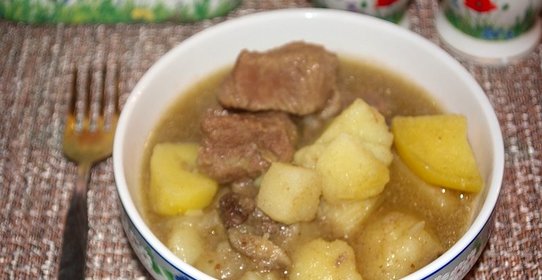 Картошка, тушенная с мясом и грибами