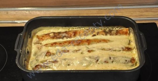 Блинчики с начинкой из грибов в сырном соусе