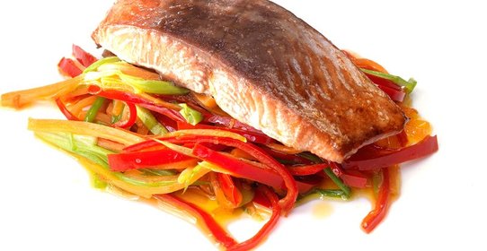 Лосось с острым перцем, зеленым луком и морковью