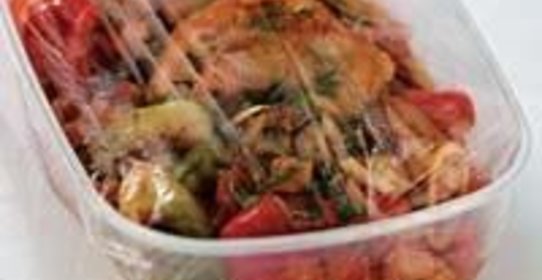 Курица, тушенная с красным вином, ветчиной и перцем