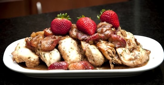 Курица с клубникой