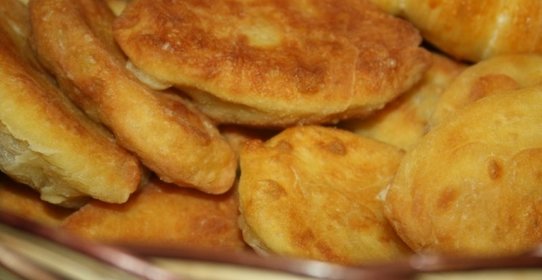 Жареные пирожки на кефирном тесте с луком и яцом