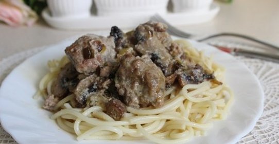 Спагетти с фрикадельками в сметанно-грибном соусе
