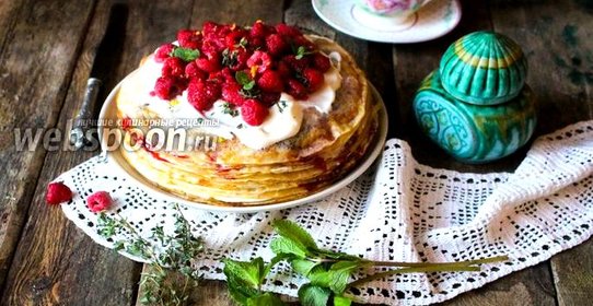 Шведский блинный торт со взбитыми сливками и ягодами