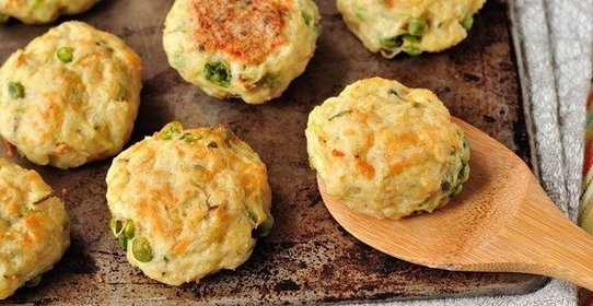 Рыбные котлеты с зеленым горошком