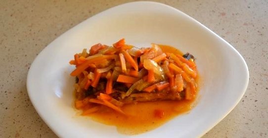 Камбала под овощным маринадом