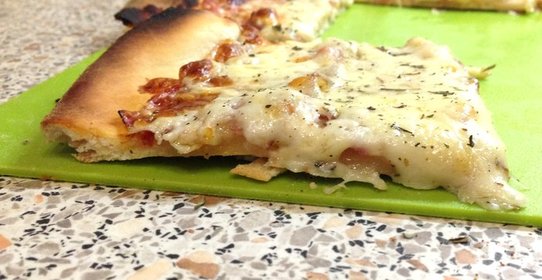 Пицца с грудинкой и луком-шалот