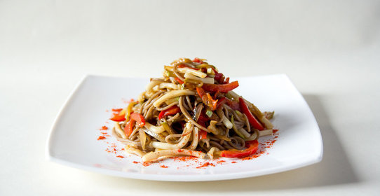 Гречневая лапша с кальмарами