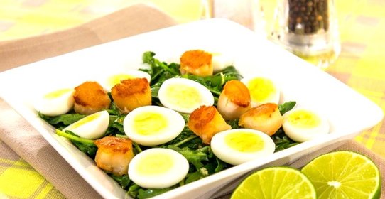 Салат с морскими гребешками и рукколой