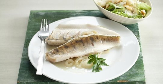 Рыба на луковой подушке